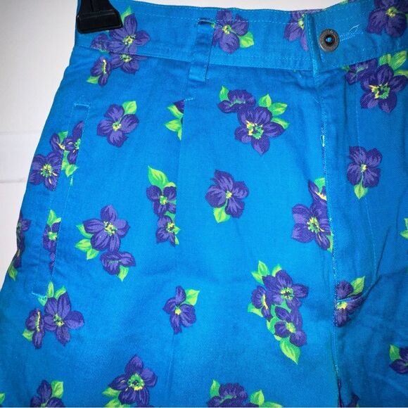 LIZSPORT New High Waisted Pleated Floral Cotton Shorts - Picture 3 of 9